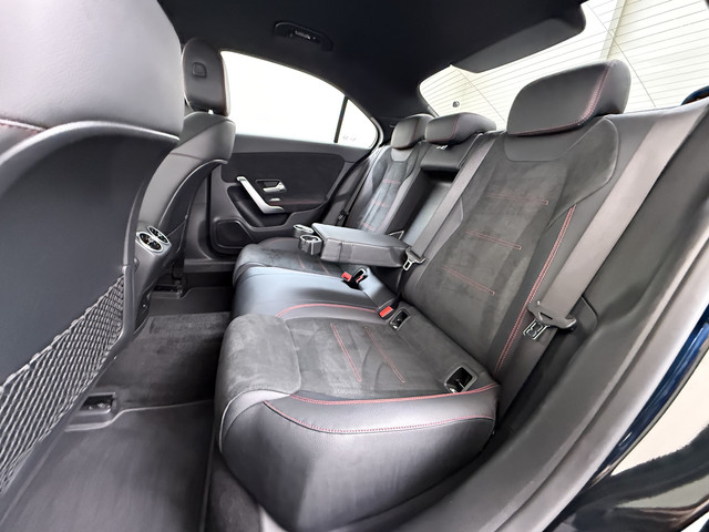Mercedes-Benz A-Klasse Sedan 180 Automaat AMG Line Night Premium Stoelverwarming Camera Apple Carpla