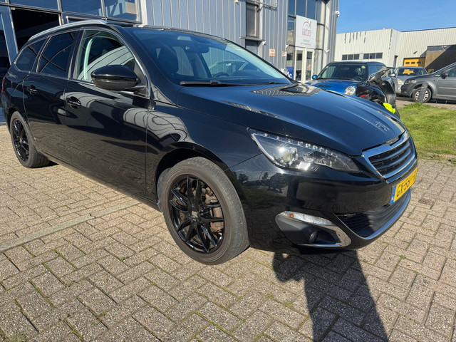 Foto 3 van Peugeot 308 SW 1.2 PureTech Blue Lease Premium