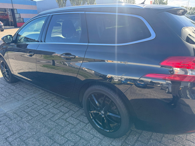 Foto 6 van Peugeot 308 SW 1.2 PureTech Blue Lease Premium