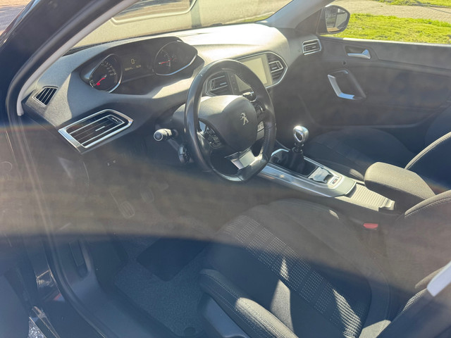 Foto 10 van Peugeot 308 SW 1.2 PureTech Blue Lease Premium