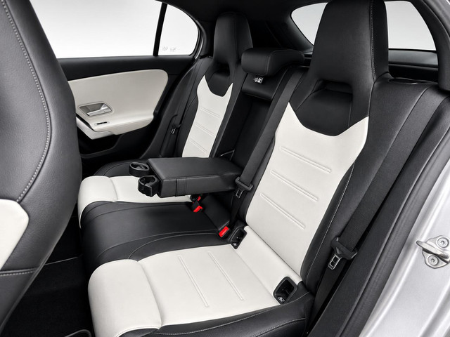 Foto 10 van Mercedes-Benz A-klasse 250|AMG Premium paint|PANO |2Tone-Leer|Camera|Burmester-Audio|SfeerLicht | Pr
