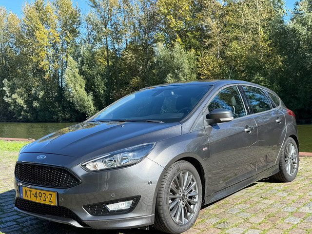 Foto 10 van Ford Focus 1.0 ST-Line Zeer netjes navigatie trekhaak cruis control airco elektrische ramen cv op af