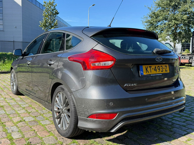 Foto 9 van Ford Focus 1.0 ST-Line Zeer netjes navigatie trekhaak cruis control airco elektrische ramen cv op af