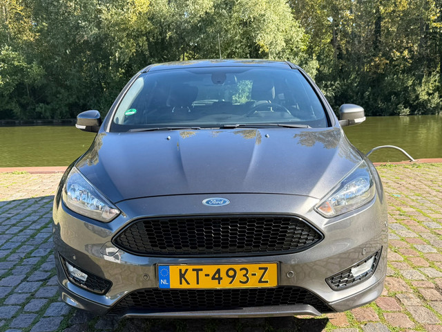 Foto 7 van Ford Focus 1.0 ST-Line Zeer netjes navigatie trekhaak cruis control airco elektrische ramen cv op af