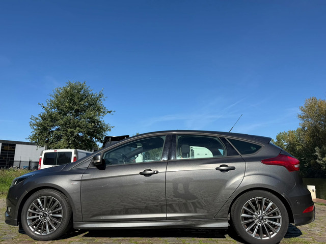Foto 6 van Ford Focus 1.0 ST-Line Zeer netjes navigatie trekhaak cruis control airco elektrische ramen cv op af