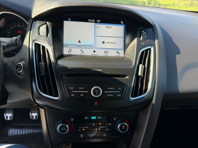 Foto 4 van Ford Focus 1.0 ST-Line Zeer netjes navigatie trekhaak cruis control airco elektrische ramen cv op af