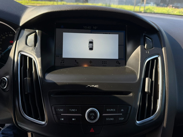 Foto 3 van Ford Focus 1.0 ST-Line Zeer netjes navigatie trekhaak cruis control airco elektrische ramen cv op af