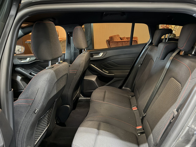 Foto 4 van Ford Focus Wagon 1.0 EcoBoost Mild-Hybrid ST-Line | Automaat | StuurVW | StoelVW | CarPlay | Navi |