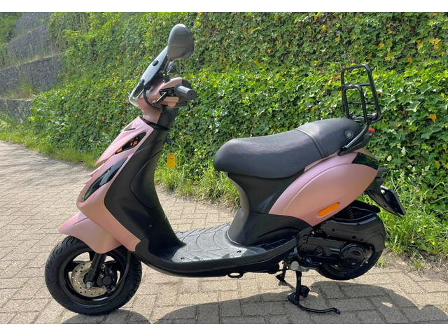 Foto 2 van Piaggio Zip SP ROSE GOLD ALPHA LED E4 Scooter BETAAL MET in3
