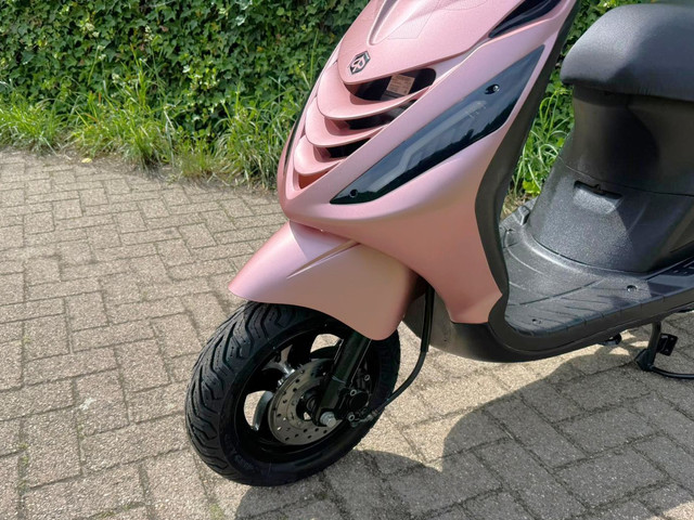 Foto 3 van Piaggio Zip SP ROSE GOLD ALPHA LED E4 Scooter BETAAL MET in3