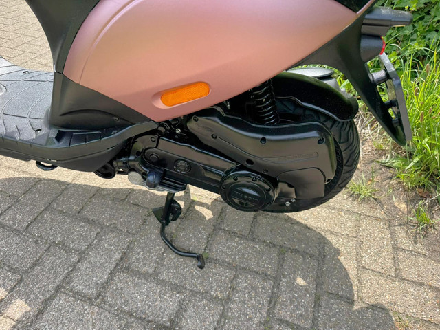 Foto 4 van Piaggio Zip SP ROSE GOLD ALPHA LED E4 Scooter BETAAL MET in3