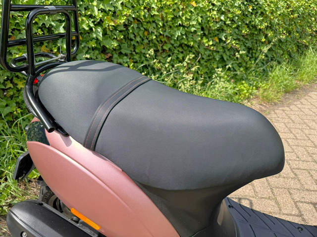 Foto 5 van Piaggio Zip SP ROSE GOLD ALPHA LED E4 Scooter BETAAL MET in3
