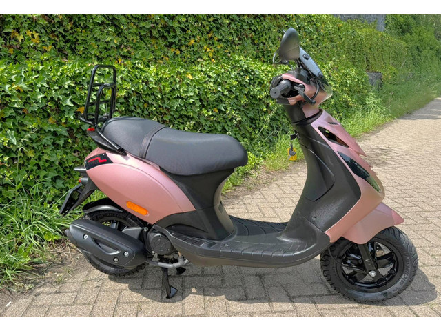 Foto 6 van Piaggio Zip SP ROSE GOLD ALPHA LED E4 Scooter BETAAL MET in3