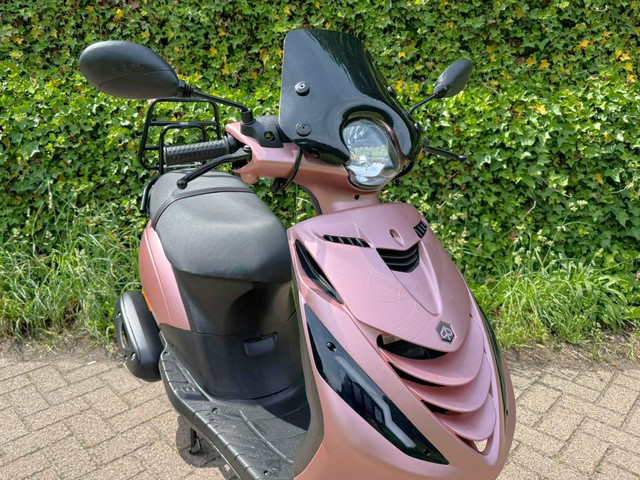Foto 8 van Piaggio Zip SP ROSE GOLD ALPHA LED E4 Scooter BETAAL MET in3