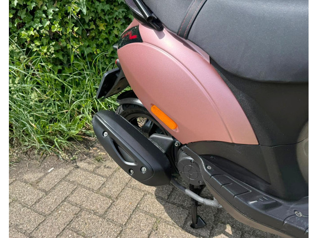 Foto 9 van Piaggio Zip SP ROSE GOLD ALPHA LED E4 Scooter BETAAL MET in3