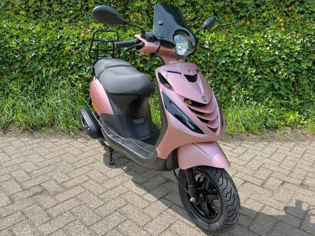 Foto 10 van Piaggio Zip SP ROSE GOLD ALPHA LED E4 Scooter BETAAL MET in3