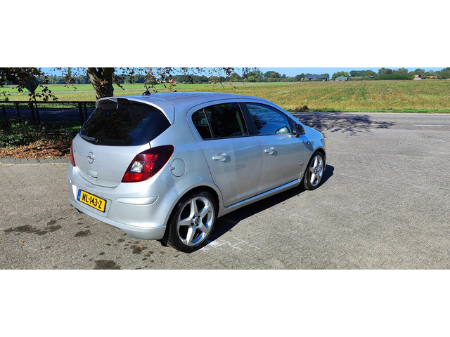 Foto 6 van Opel Corsa 1.4-16V Cosmo bj 2010 OPC line airco