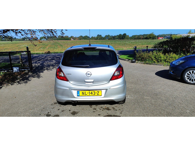 Foto 7 van Opel Corsa 1.4-16V Cosmo bj 2010 OPC line airco