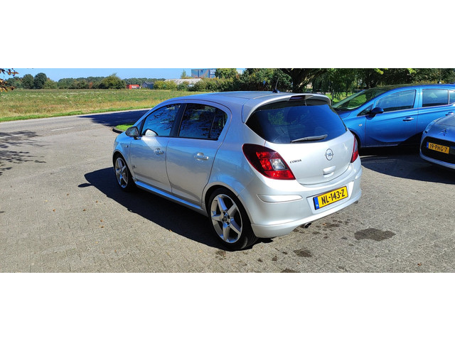 Foto 8 van Opel Corsa 1.4-16V Cosmo bj 2010 OPC line airco