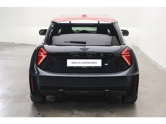 Foto 6 van MINI Hatchback Cooper SE / John Cooper Works / Pakket XL / John Cooper Works / Pakket XL / 18" JCW L