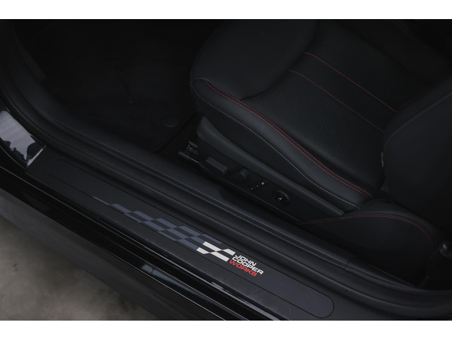 Foto 2 van MINI Hatchback Cooper SE / John Cooper Works / Pakket XL / John Cooper Works / Pakket XL / 18" JCW L