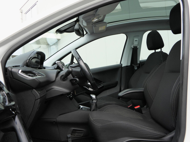 Foto 6 van Peugeot 208 1.2 82PK Tech Edition! | Carplay | Panoramadak | Sportvelgen