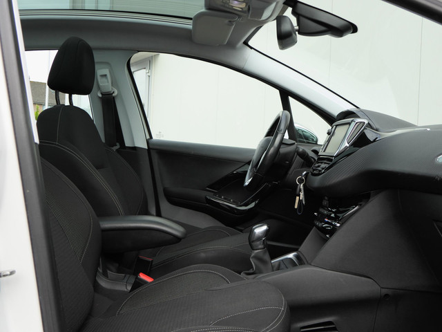 Foto 8 van Peugeot 208 1.2 82PK Tech Edition! | Carplay | Panoramadak | Sportvelgen