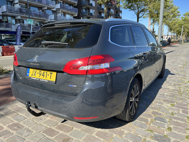 Foto 3 van Peugeot 308 SW 1.2 PureTech Blue Lease Premium panodak airco/ecc navigatie apk