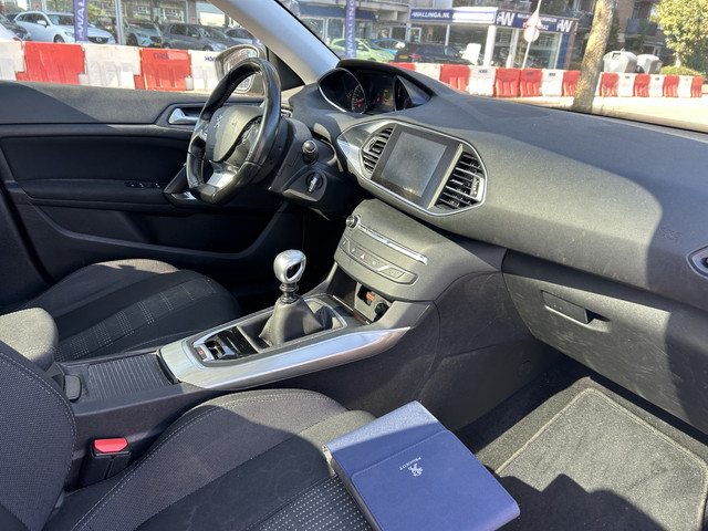 Foto 4 van Peugeot 308 SW 1.2 PureTech Blue Lease Premium panodak airco/ecc navigatie apk