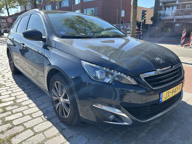 Foto 5 van Peugeot 308 SW 1.2 PureTech Blue Lease Premium panodak airco/ecc navigatie apk