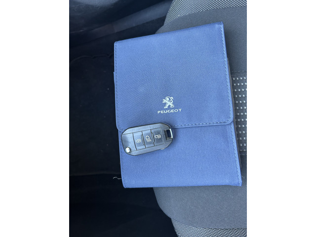 Foto 7 van Peugeot 308 SW 1.2 PureTech Blue Lease Premium panodak airco/ecc navigatie apk