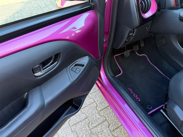 Foto 5 van Toyota Aygo 1.0 VVT-i x-cite BI-TONE / Airco / Bluetooth / Cruise control / LMV /
