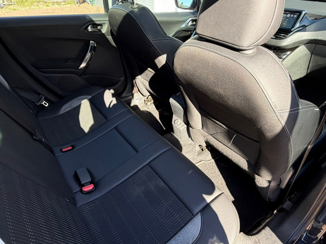 Foto 10 van Peugeot 2008 1.2 PureTech Allure / Pano / Riem VV / Leder