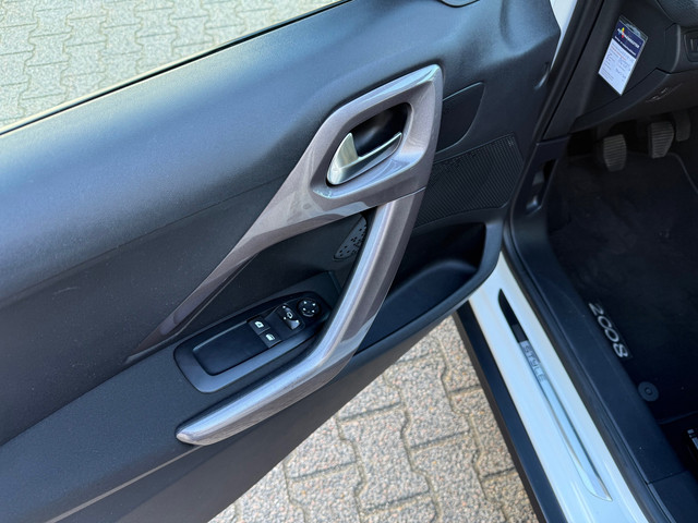 Foto 3 van Peugeot 2008 1.2 PureTech Style NIEUWE DISTRUBITIE! / Airco / Navi / Cruise Control / Bluetooth / LM