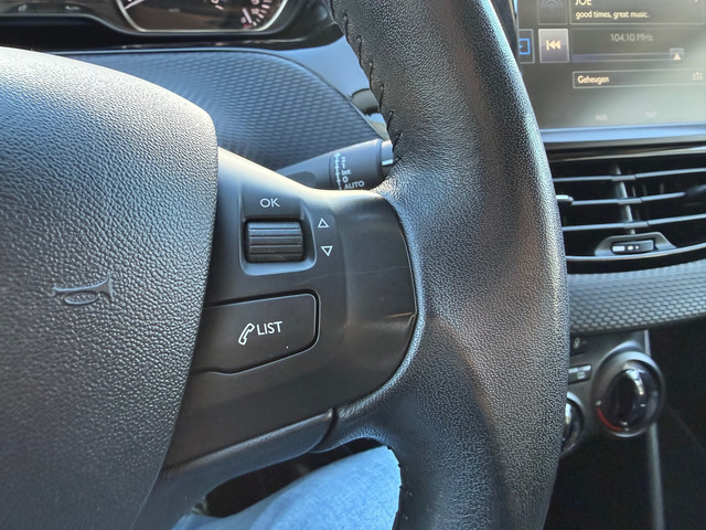 Foto 8 van Peugeot 2008 1.2 PureTech Style NIEUWE DISTRUBITIE! / Airco / Navi / Cruise Control / Bluetooth / LM