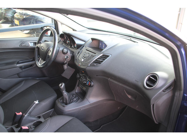Foto 9 van Ford Fiesta 1.0 80pk Style Ultimate 5-drs Airco Navi Parkeersensoren V+A Zeer mooi