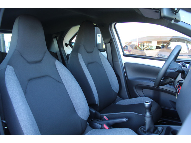 Foto 6 van Toyota Aygo X 1.0 VVT-i MT Play | Rijklaar | Airco | Camera | Adap.Cruise | Apple/Android | DAB+