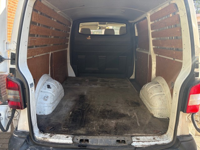 Foto 7 van VOLKSWAGEN TRANSPORTER 2.0 TDI L1H1 T800BA. AIRCO,TH,KAMERA GOED ONDERHOUDEN