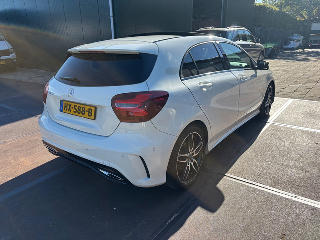 Foto 3 van Mercedes-Benz A-klasse 180 Ambition AMG Pano Leder Navi