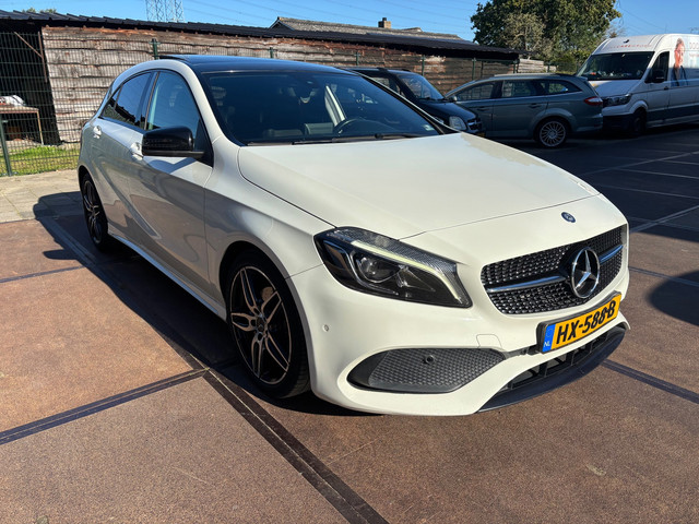 Foto 4 van Mercedes-Benz A-klasse 180 Ambition AMG Pano Leder Navi