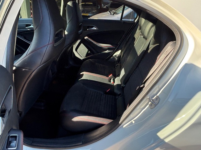 Foto 10 van Mercedes-Benz A-klasse 180 Ambition AMG Pano Leder Navi
