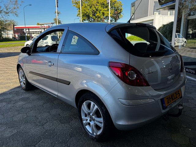Foto 9 van Opel Corsa 1.2-16V Enjoy AUTOMAAT Airco Cruise Trekhaak