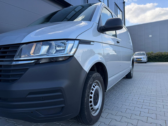 Foto 9 van Volkswagen Transporter 2.0 TDI L2H1 28 / 150 PK / ACC / CLIMA / CARPLAY / werkplaatsinrichting