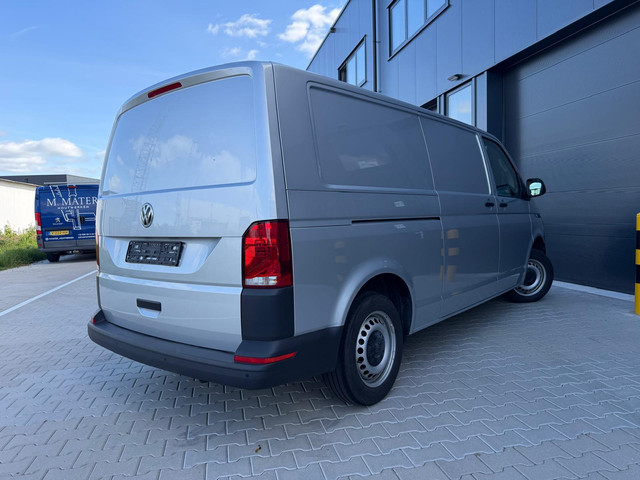 Foto 4 van Volkswagen Transporter 2.0 TDI L2H1 28 / 150 PK / ACC / CLIMA / CARPLAY / werkplaatsinrichting