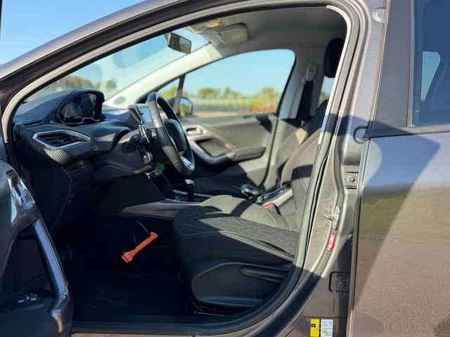Foto 10 van Peugeot 2008 1.2 PureTech Style / Automaat / Nieuwe distributieriem 11-2025 / Navigatie / Climate Co