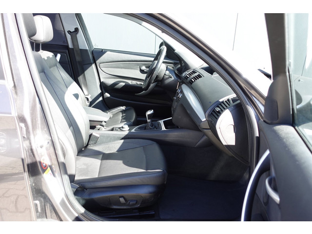 Foto 2 van BMW 1-serie 120i LEDER/NAVI