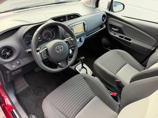 Foto 4 van TOYOTA YARIS 1.5 Hybrid Bi-Tone AUT / Camera, Navi, Bluetooth, LM velgen