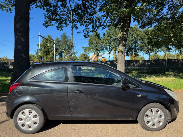 Foto 3 van Opel Corsa 1.2 EcoFlex 2013 Anniversay Edition LPG
