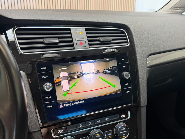 Foto 3 van Volkswagen Golf 1.0 TSI R Line Join - PANORAMDAK - VIRTUAL - 16 INCH - CARPLAY - CAMERA