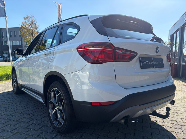Foto 10 van BMW X1 SDrive20i Centennial High Executive, Panorama dak